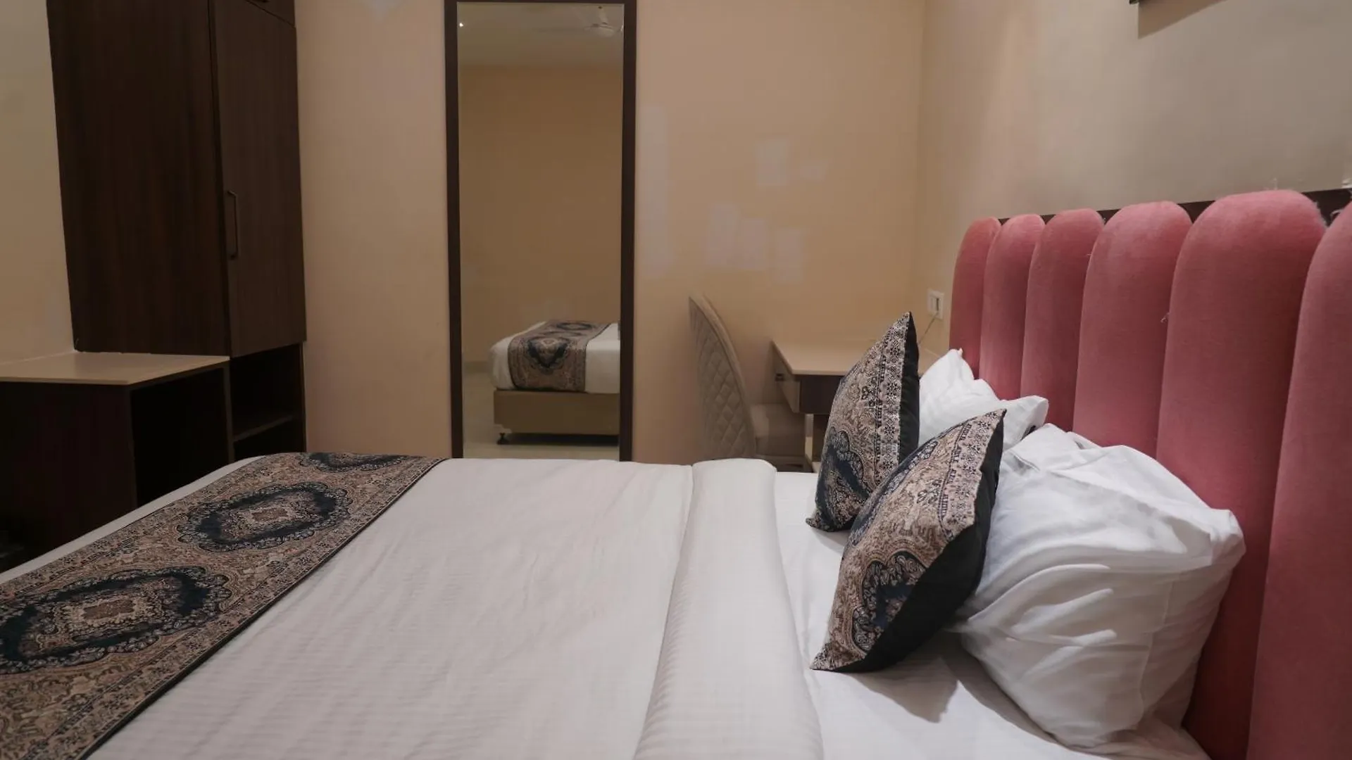 Hotel Anant Inn Varanasi